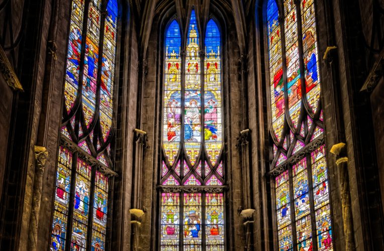 Kirchenfenster in Schrobenhausen von Unbekannten beschädigt