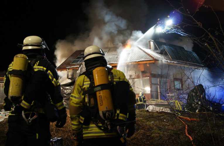 Großbrand in einer Lagerhalle in Baar